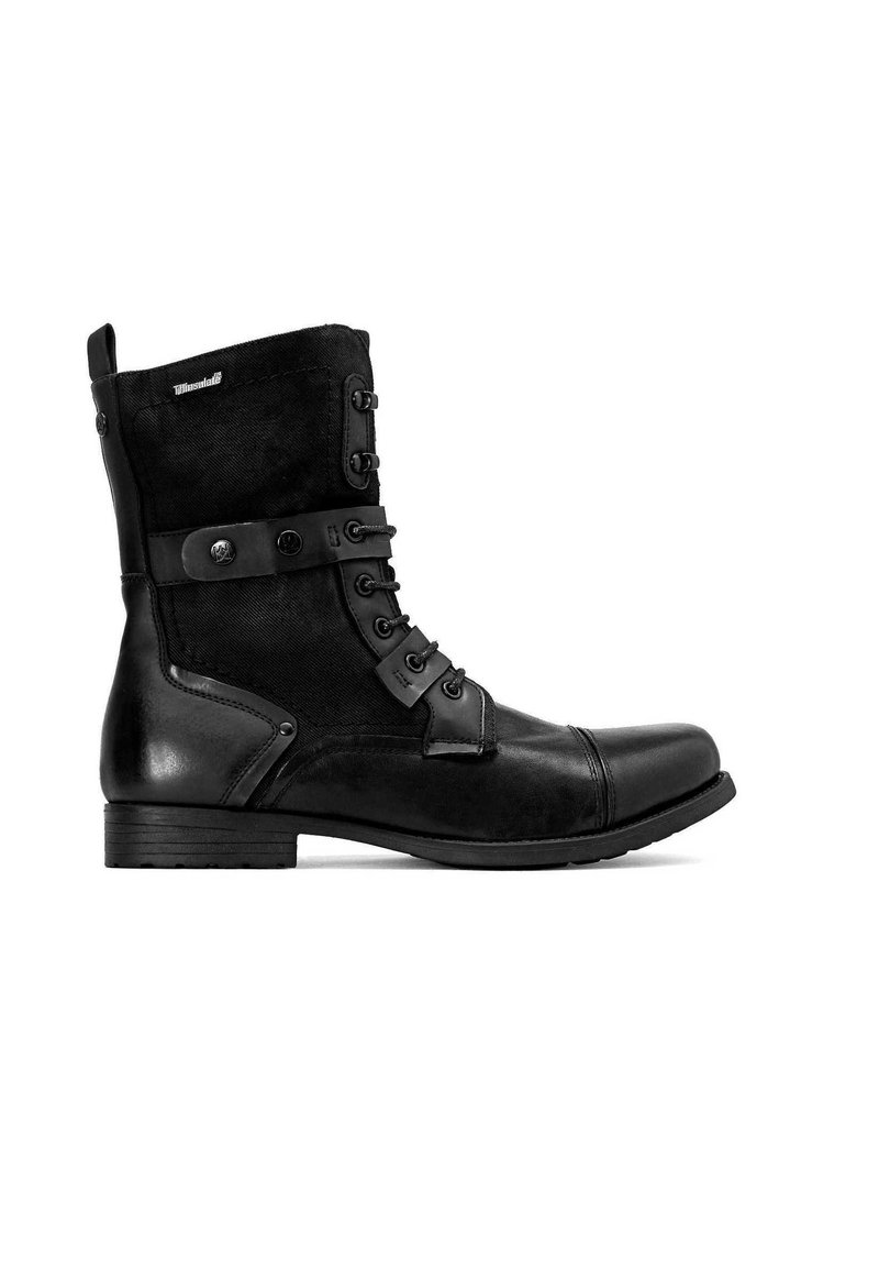 Botas tobilleras negras que combinan cuero y ante, con cordones en la parte delantera, correas laterales con detalles metálicos y una suela plana de goma.