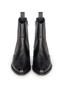 Botas de tobillo de cuero negro con un diseño de estampado de serpiente texturizado, punteras puntiagudas, paneles laterales elásticos y tiradores para facilitar el uso.
