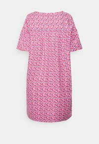 Vestido de mangas curtas com padrão floral em rosa, vermelho e azul; ajuste solto, decote redondo e detalhes franzidos nas costas.