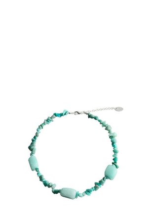 Collier de perles turquoise avec petites pierres irrégulières et trois grosses perles rectangulaires, fermoir en argent et chaîne réglable.