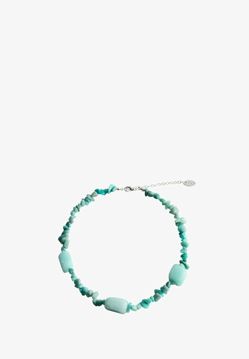 Collier de perles turquoise avec petites pierres irrégulières et trois grosses perles rectangulaires, fermoir en argent et chaîne réglable.