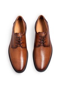 Rudi odinės suknelės batai su lygiu paviršiumi, klasikinio raištelių uždarymo dizaino, suapvalintu noseliu ir kontrastinga juoda guminė pada."