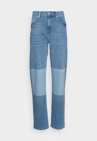 Jeans de denim azul claro com um design em painel apresentando tons contrastantes de azul. Corte reto com estilo padrão de cinco bolsos.