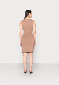 Anna Field SLEEVELESS HIGH V NECKLINE DRESS - Vestido direito - brown