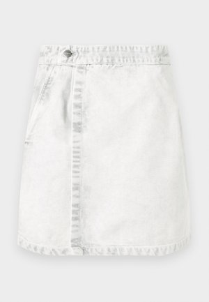 Denim skjørt i lys grå. A-linje design med frontlommer, en synlig søm nedover midten, og en enkelt metallknapp på livlinen.