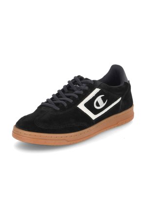 Tenisi din suede negru cu un logo alb, sireturi gri și o talpă din cauciuc. Designul prezintă un vârf rotunjit și o textură netedă.