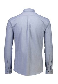 Lichtblauwe blouse met lange mouwen, voorzien van een gestructureerde kraag, knoopmanchetten en een gladde, licht gestructureerde stof met een subtiele glans.