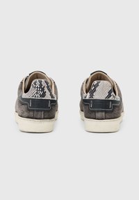 Herresneakers med ruskind og slangeskindsmønsteret læder, grå farve, hvide gummi-såler, læderdetaljer og diskret logo på bagsiden.