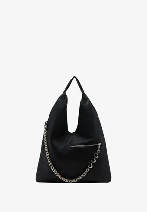 Sac à main en cuir noir avec une forme en V unique, présentant une poche zippée à l'avant et une bandoulière en chaîne argentée. Texture lisse avec un minimum de détails.