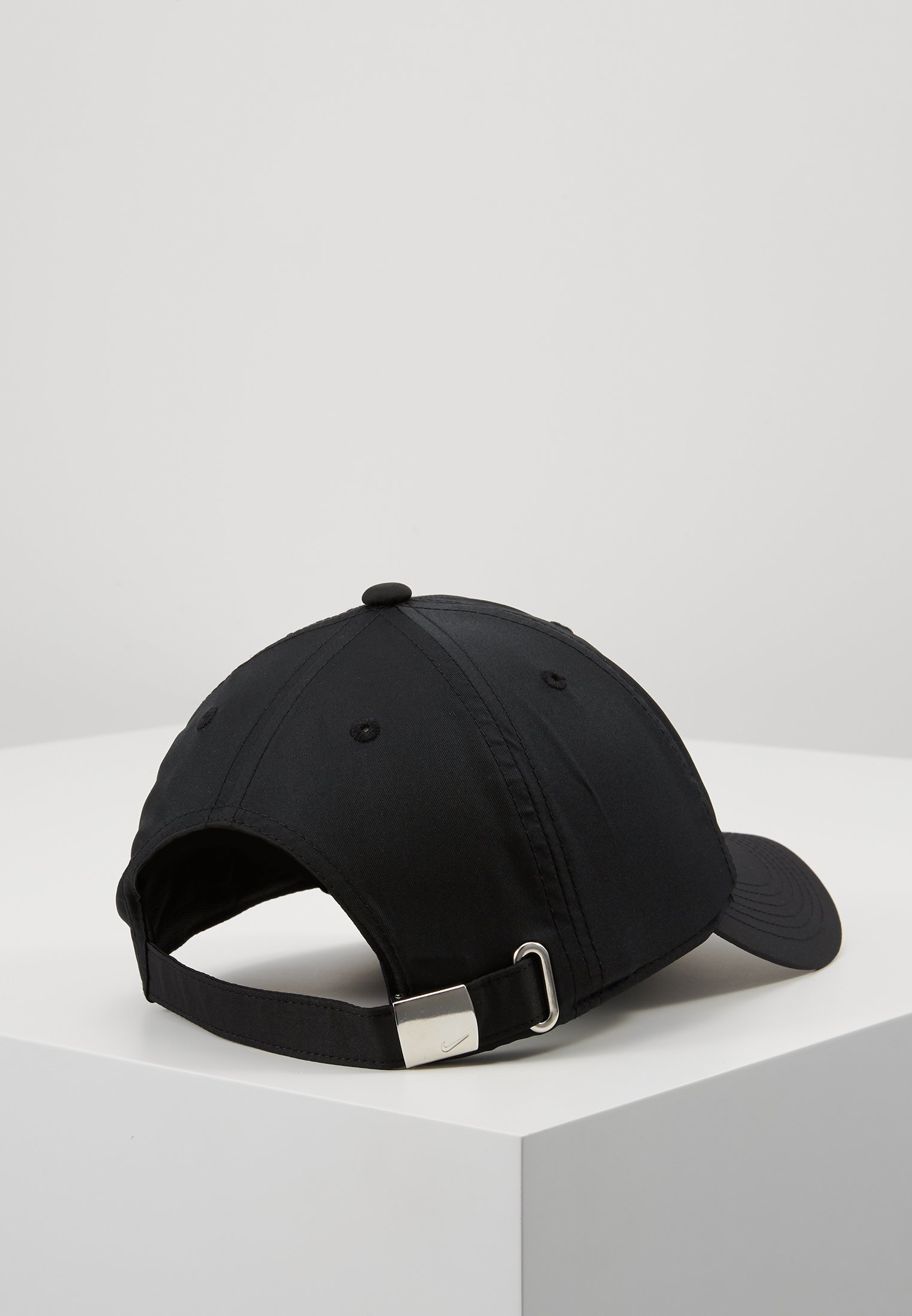 nike cap metal