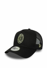 Casquette noire avec des côtés en maille, sangle ajustable, arborant un logo rond brodé en crème et une visière incurvée. Marque New Era visible.