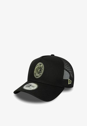 Schwarze Kappe mit Netzseiten, verstellbarem Riemen, mit einem bestickten runden Logo in Creme und einem gebogenen Schirm. New Era Branding sichtbar.