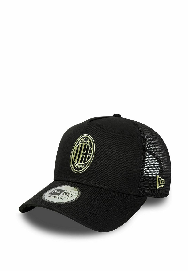 Casquette noire avec des côtés en maille, sangle ajustable, arborant un logo rond brodé en crème et une visière incurvée. Marque New Era visible.