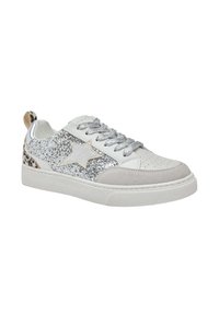 Sneaker blanche avec design en étoile argentée pailletée, bout en daim gris et accents en imprimé léopard sur le talon. Lacets gris clair et matériau texturé.
