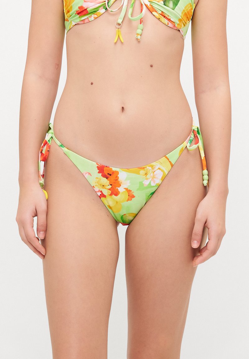 Parte de baixo de biquíni floral em verde claro, com padrões de flores laranja e amarelas. Tiras ajustáveis nas laterais com contas decorativas.