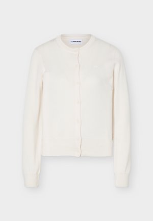 Biały, długi kardigan na guziki z długim rękawem, o okrągłym dekolcie i ściągaczowych mankietach, przedstawiony na jednolitym tle.