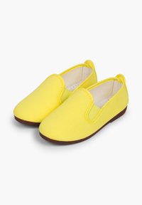 Geel canvas instapschoenen met een afgeronde neus, elastische zijaccenten en een kleine bruine rubberen zool. Gladde textuur en minimalistisch ontwerp.