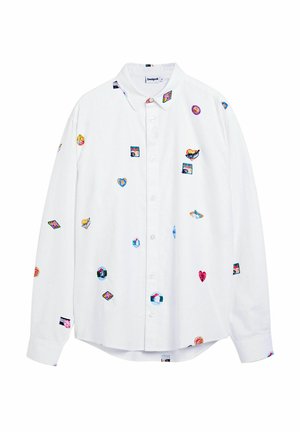 Weißes Langarmhemd mit einem Button-down-Kragen, das verschiedene mehrfarbige gestickte Patches in unterschiedlichen Formen und Designs aufweist.