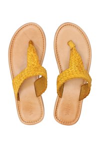 Gule vævede flade sandaler med et tåpostdesign. Blød læderindersål med en glat beige finish og detaljeret syning langs kanterne.