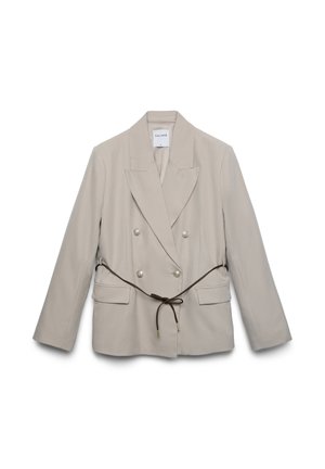 Beiger Blazer mit doppelreihiger Knopfleiste und großen Perlknöpfen, zwei Vordertaschen und einem braunen Bindegürtel. Entworfen mit Schulterpolstern und taillierter Passform.