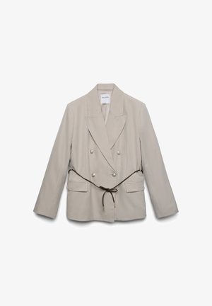 Beiger Blazer mit doppelreihiger Knopfleiste und großen Perlknöpfen, zwei Vordertaschen und einem braunen Bindegürtel. Entworfen mit Schulterpolstern und taillierter Passform.