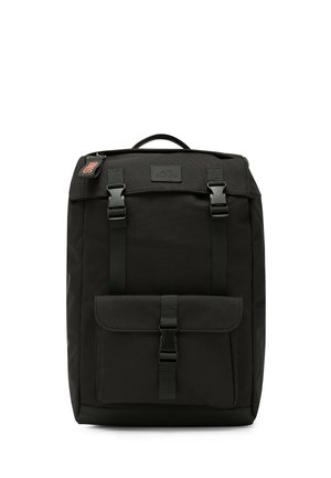 Zaino rettangolare nero con manico superiore, tasca frontale con patta, due cinghie con fibbia e scomparto principale con cerniera e patch con logo.