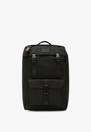Zaino rettangolare nero con manico superiore, tasca frontale con patta, due cinghie con fibbia e scomparto principale con cerniera e patch con logo.