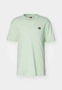 Tommy Jeans TJM REG BADGE TEE EXT - Camiseta básica - opal green