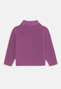 Suéter tricotado roxo com textura canelada, decote rendado e mangas compridas. A vista traseira exibe um design sólido sem enfeites.