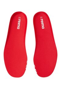 Sole interne di scarpe rosse con texture imbottita e intagli, marchiate "reima" in bianco. Progettate per comfort e supporto, adatte a vari tipi di calzature.
