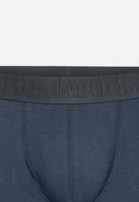 Marineblaue Herrenunterwäsche mit einem strukturierten elastischen Bund und dem "Resteröds"-Logo, glattem Stoff und figurbetontem Design.