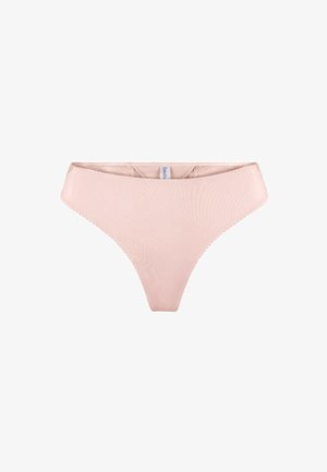 Tanga de color rosa claro, fabricada en una tela suave con textura acanalada. Presenta un diseño sencillo y una sutil cinturilla elástica.