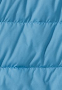 Lichtblauw puffy stof met een soepele textuur, gekenmerkt door horizontale quiltstiksels en subtiele diagonale lijnen in de weving.