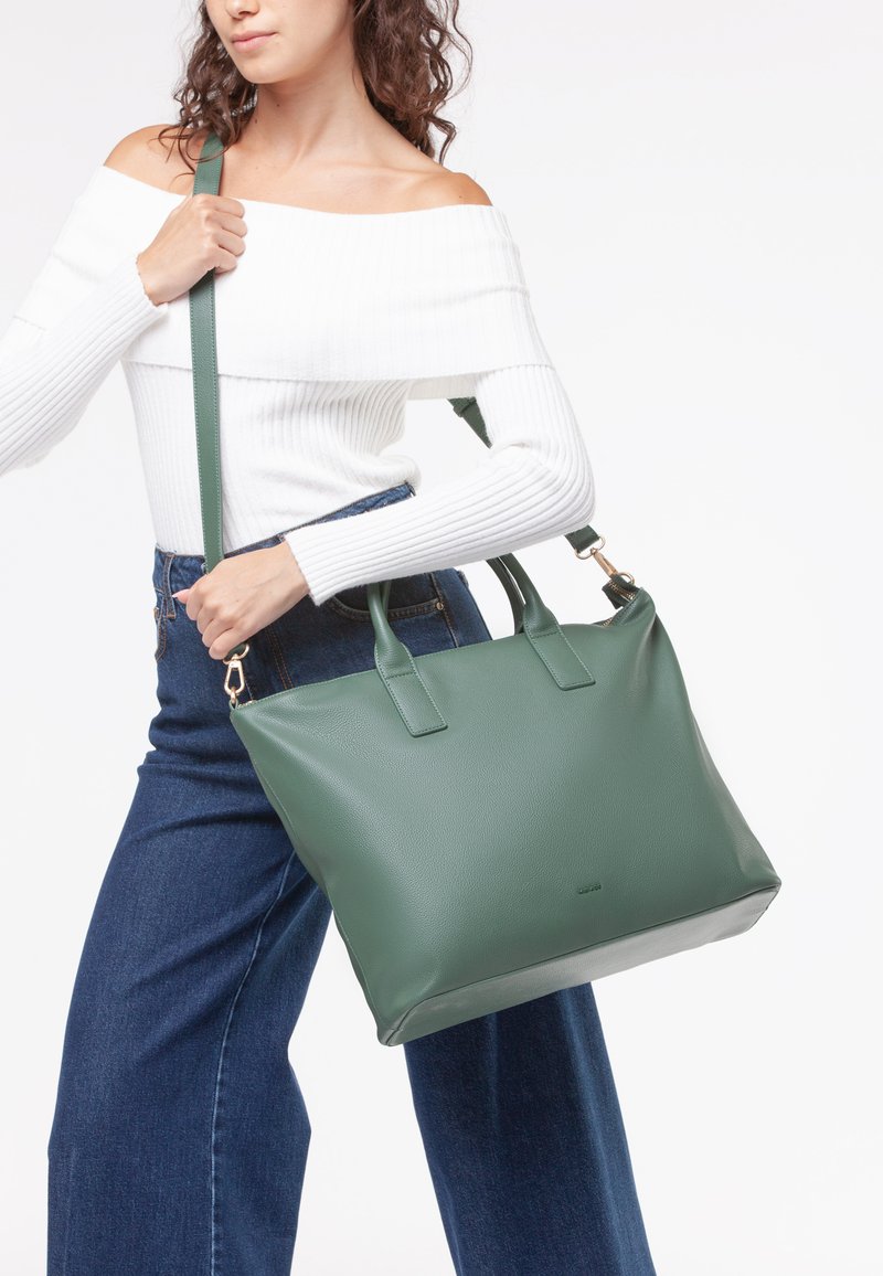 Borsa tote in pelle verde con texture liscia, due manici superiori e una tracolla regolabile. Presenta una forma rettangolare e un design minimal.
