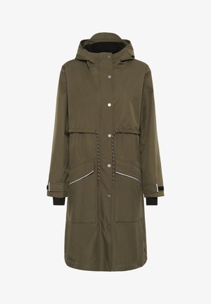 Palton lung de culoare verde măsliniu, cu glugă, talie ajustabilă cu șnur, buzunare cu fermoar și butoane cu capsenă. Prezintă manșete închise la culoare și accente albe.