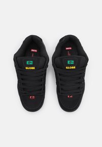 Zapatillas negras con parte superior de tejido y sintético. Las características incluyen cordones negros, marcas coloridas y un forro interior texturizado.