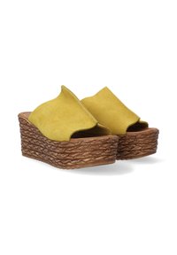 Gele suède platform mules met een brede bovenkant en een geweven bruine wigzool. Open teen ontwerp met een soepele textuur.
