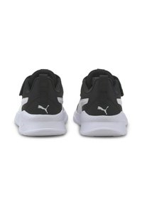 Un paio di sneakers Puma nere e bianche viste da dietro, con linguette di inserimento e logo Puma bianco sul tallone.
