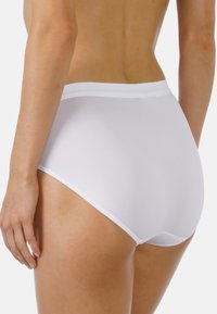 Mutande bianche di cotone a vita alta, con una texture liscia, una cintura elastica e aperture per le gambe curve, senza motivi o accenti visibili.