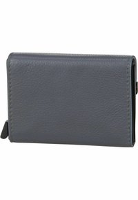 Portafoglio in pelle di colore grigio scuro, forma rettangolare con superficie testurizzata. Presenta una linguetta laterale e un design minimalista senza hardware visibile.