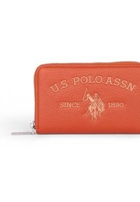 Portafoglio in pelle arancione con la scritta in rilievo "U.S. POLO ASSN." e logo. Presenta una chiusura con zip e una superficie texturizzata. Forma rettangolare compatta.