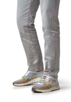 Zapatillas multicolores que combinan materiales de ante y malla, con detalles en naranja, azul y verde. Suela de goma con dibujo antideslizante.