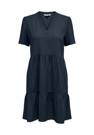Kort sort lagdelt kjole med V-udskæring, korte ærmer og rynkede syninger ved talje og kant for en flydende pasform.