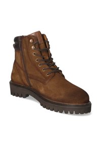 Brązowe zamszowe botki do kostki z wytrzymałą gumową podeszwą, zdobione sznurowaniami i zamkiem błyskawicznym, oraz gładkim skórzanym wykończeniem na cholewce.