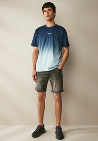 Next DIP DYE REGULAR FIT - Triko s potiskem - navy blue