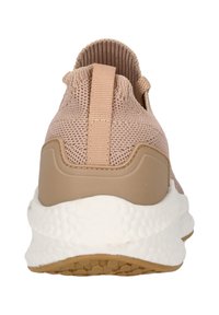 Helle beige SportSneaker mit einem strukturierten Strick-Obermaterial, einer Zuglasche und einer weißen gepolsterten Sohle mit einem hexagonalen Profil.