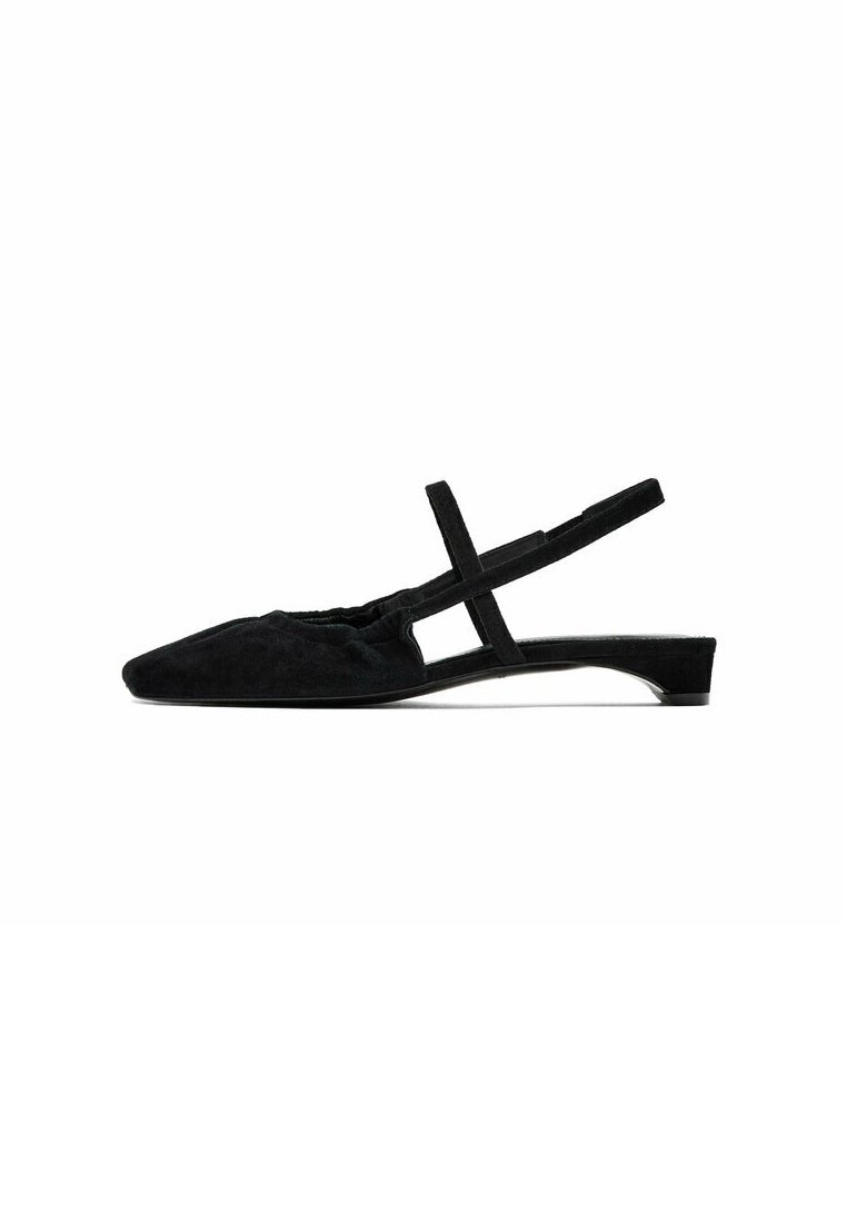 Chaussures slingback en velours noir avec un bout pointu et une fine sangle autour de la cheville. Talon plat et texture douce. Design minimaliste.