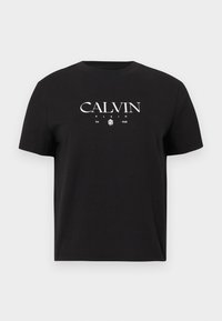 Tricou negru cu mânecă scurtă, cu logo-ul alb „CALVIN KLEIN Est. 1968” și o grafică mică în centrul din față.