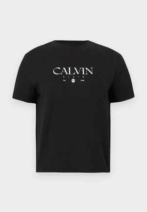 T-shirt nera a maniche corte con logo bianco "CALVIN KLEIN Est. 1968" e piccolo motivo grafico al centro davanti.