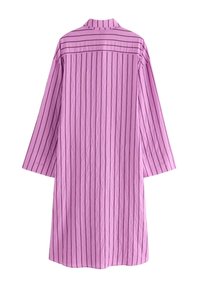 Langærmet, let skjorte i lyserød med vertikale teksturerede linjer og mørke, stribede detaljer, med klassisk krave og afslappet pasform.